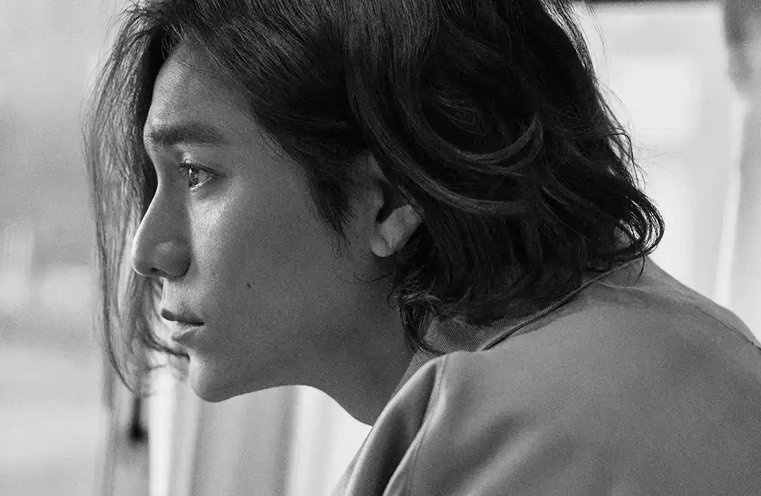 陈坤长发登封面狂野姿态引领潮流