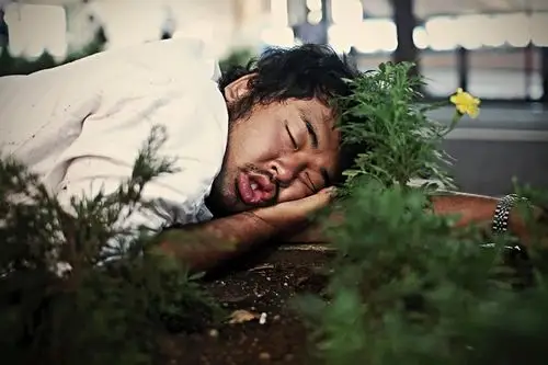 实拍日本喝醉的人,街头乱睡,丑态百出!|聚会|失态|台阶_新浪新闻