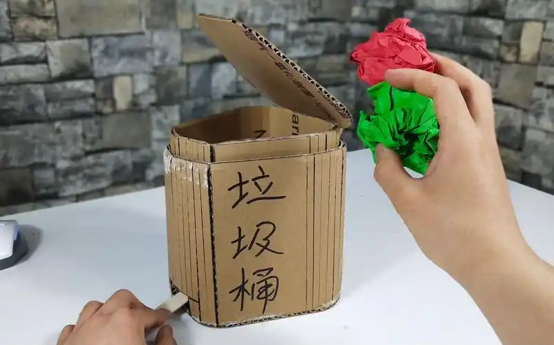 手工达人自制脚踏垃圾桶,简单实用,以后买垃圾桶的钱可以省了