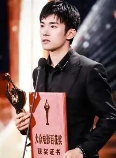 看了易烊千玺在外网爆火的视频才明白他的成功绝不是偶然