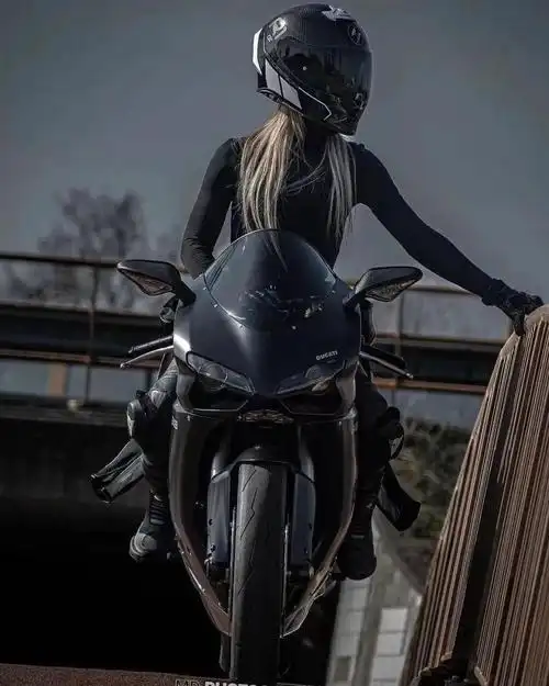 摩托车#杜卡迪848来自荷兰的暗黑风格女骑手ans,把这台