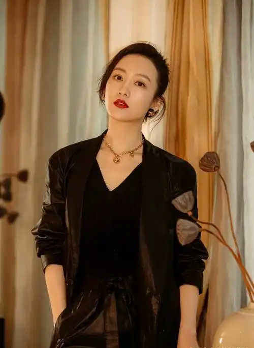 37岁王鸥高调释放魅力,运动背心配时尚裤展示细腰美腿,身材太绝_黑色