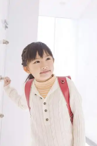 门,亚洲,仅一个女性,仅一个人,服装,包,书包,注视,休闲装,黄种人,小孩