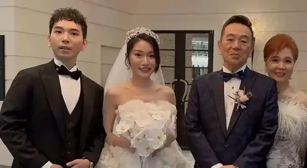 张晨光长期吃剩饭菜一件衣服穿35年却因一场直播被骂哭