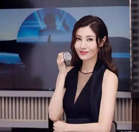 51岁李嘉欣近照曝光,保养得很好全身潮范,嫁给许晋亨跻身名媛_女人