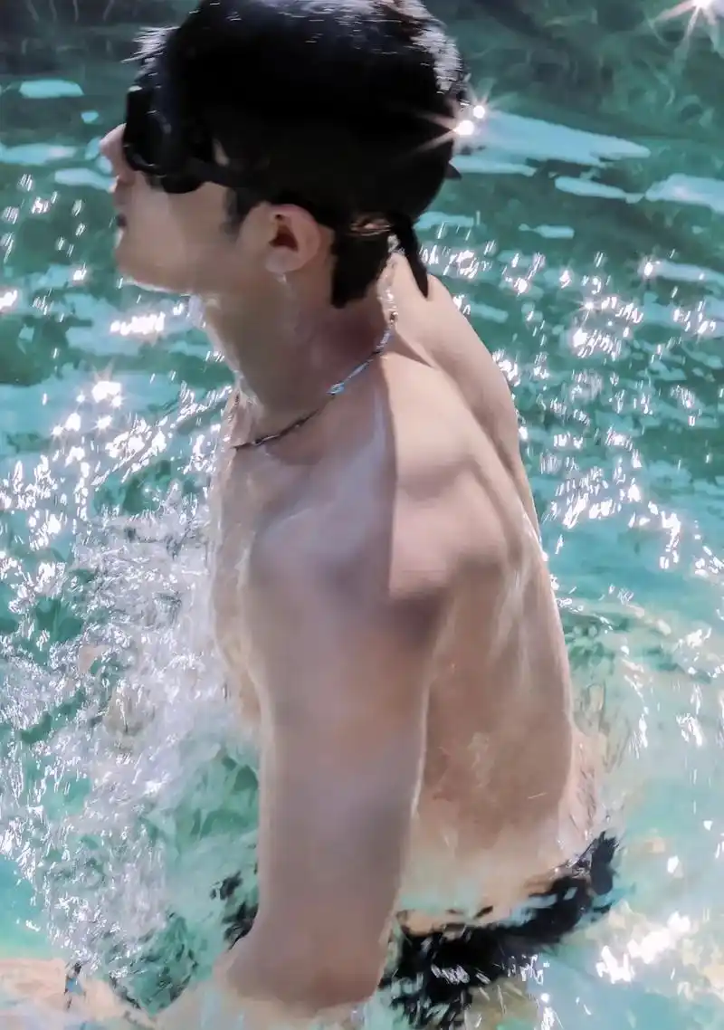 肖战 #温柔的人配温柔的歌 #肖战泳池湿发大片 #宝藏男孩 - 抖音