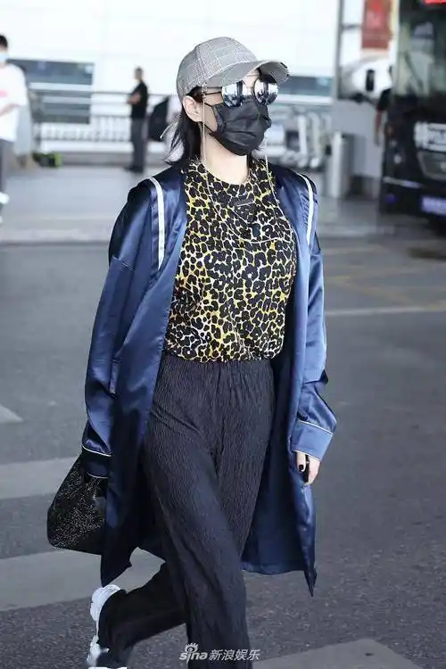 张馨予穿豹纹内搭霸气又性感02疾走带风气场十足