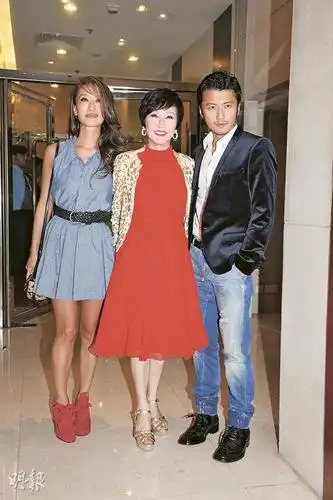 谢霆锋携两子贺拉姑生日 父子装捧场共享天伦