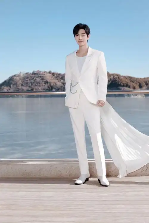 肖战今日网络视听盛典造型身穿白色西装的白马王子