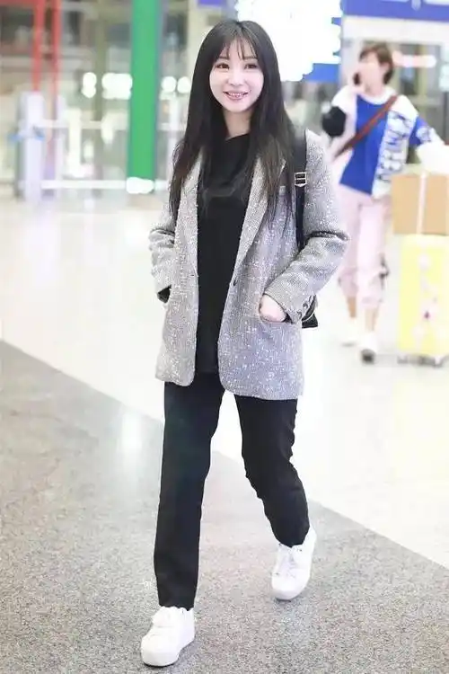 柳岩现身动物园被偶遇,穿着普通一点不性感,而且白的发光,但身高是