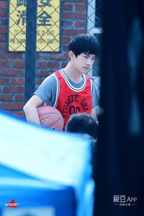 易烊千玺没见过系列打篮球的学弟很帅气