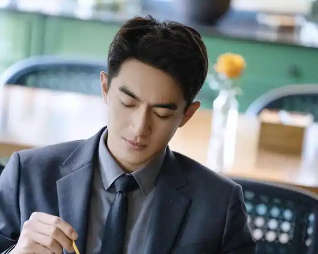 林更新回老家吃烧烤,与朋友三人喝一箱啤酒,非主流发型好显老!