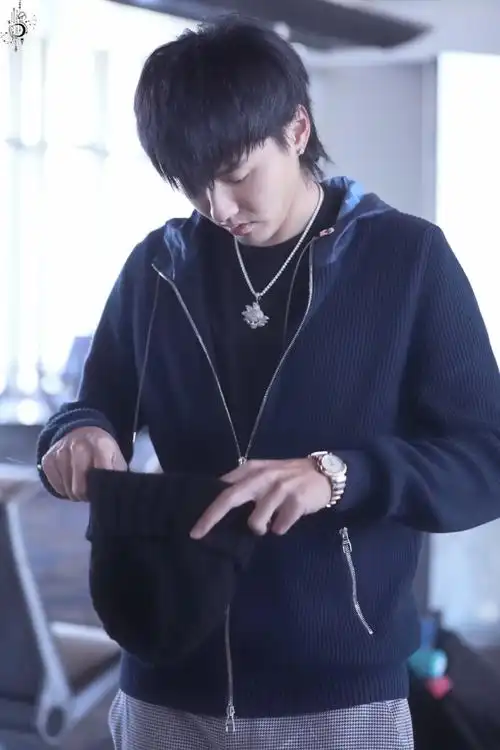 [超话]#7615#吴亦凡antares#181112 lax出发"小可爱认真戴帽子"