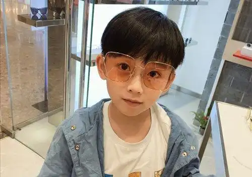 呆萌时尚的男童西瓜头发型,非常适合脸型长的小男孩梳理,也是,西瓜头