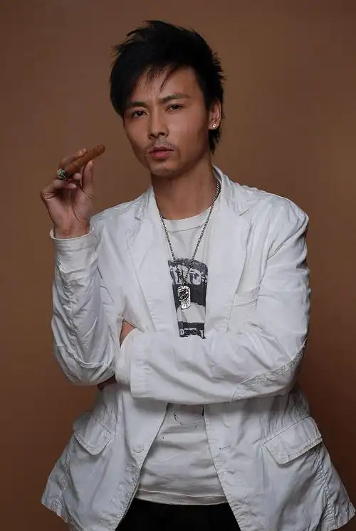 楼里题名的张晋 只在豆瓣影人里找到这一张gif20出头的陈老师《头文字