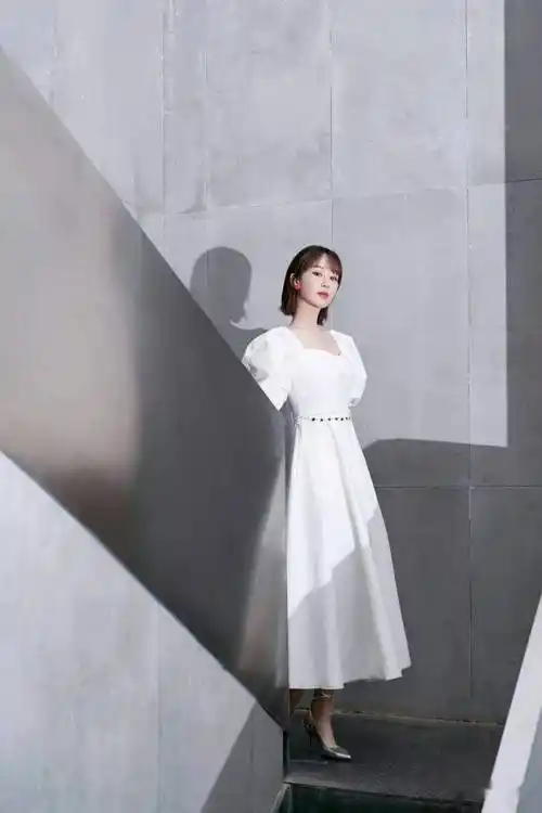 杨紫一改往日形象,白色连衣裙演绎清纯甜美,"小猴紫"气质真好_女生