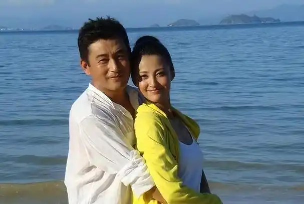 李健无法接受,他对这个决定感到震惊,毕竟他深爱着王志飞,两人已经过