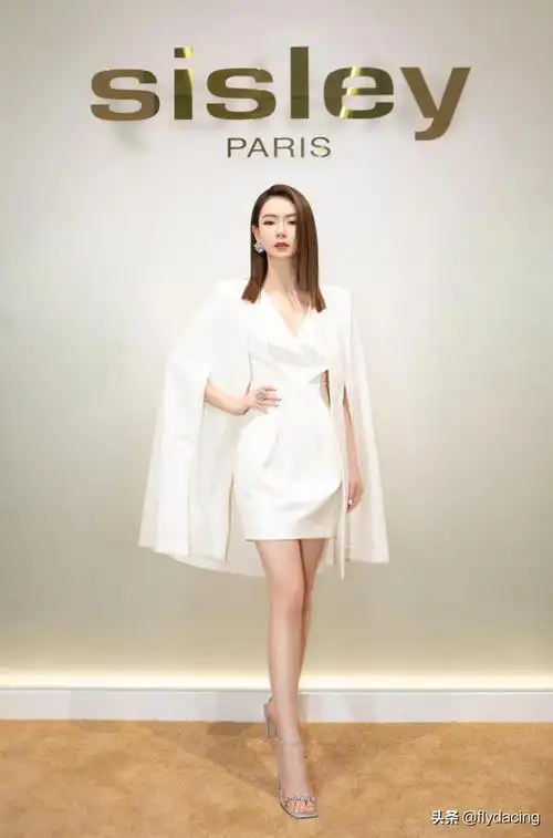 戚薇白色连衣裙,尽显优雅知性风!