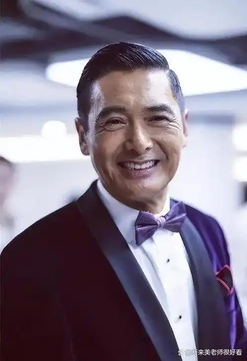 68岁周润发跑步意外摔倒,手掌流血,肋骨骨裂,发哥也老了!