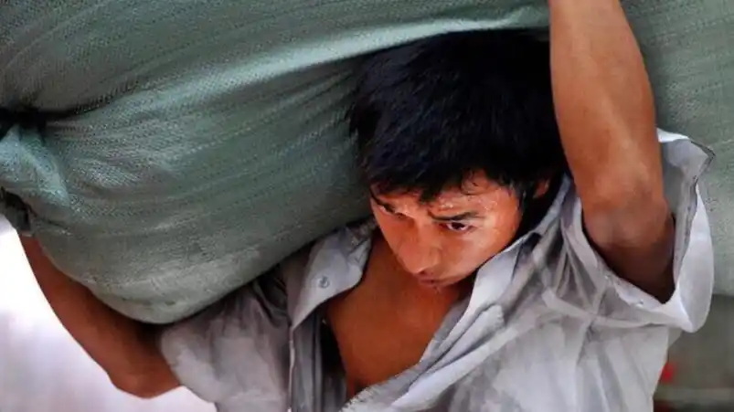 扛鍪Ω档肩膀上都扛着一个家庭的责任,为了这份责任他们无怨无悔!