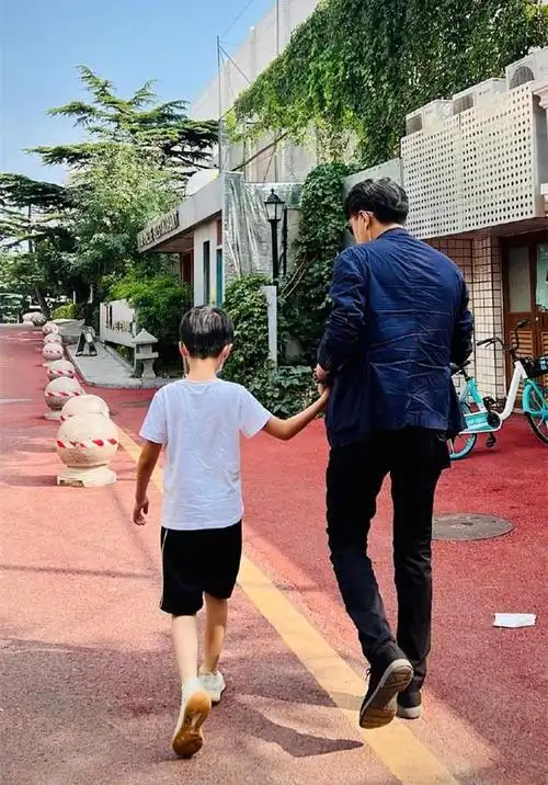 靳东一家四口近照曝光8岁儿子比他还帅45岁妻子却风采依旧