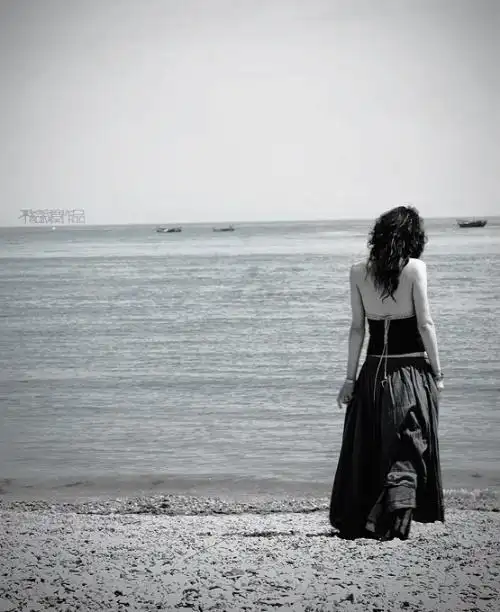 付出全部的爱 而我忘记 最爱你的人是自己 转身的离开 你还是一个人