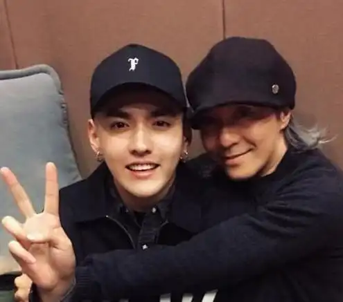 吴亦凡与周星驰合影,在同款色系的服装下,周星驰的成熟气息更强.