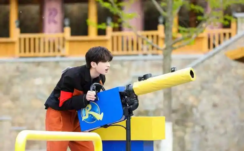 《奔跑吧》蔡徐坤变身运动达人,一步是别人的两步,跳远之王当之无愧