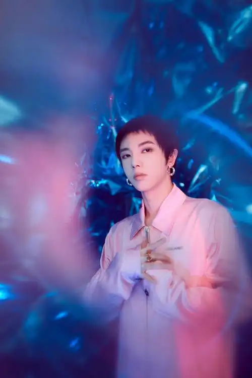 华晨宇新闻191215华晨宇咪咕汇音乐盛典造型大片蓝色梦幻宇宙中的樱花