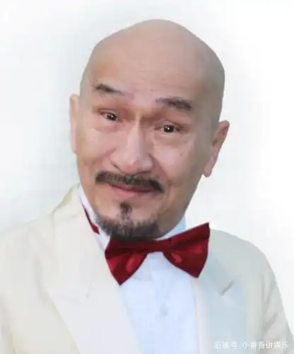 他被洪金宝戏弄剃了光头,却因光头形象斩获影帝,如今靠商演