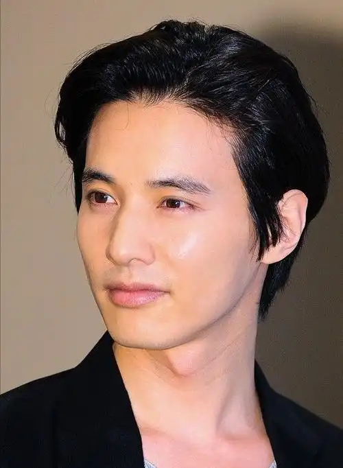 知名演员元彬近照曝光,43岁帅气依旧像少年,气质儒雅长腿吸睛(韩国