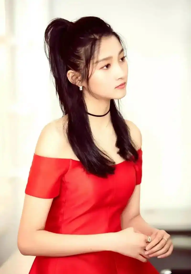 关晓彤时尚红裙造型很惊艳 大波浪长卷发搭配红唇妆 一袭时尚设计的红