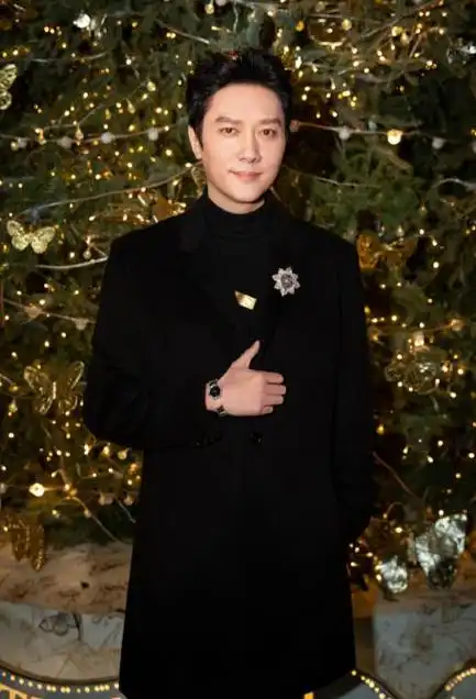 冯绍峰现身迪奥时尚活动帅气造型抢眼