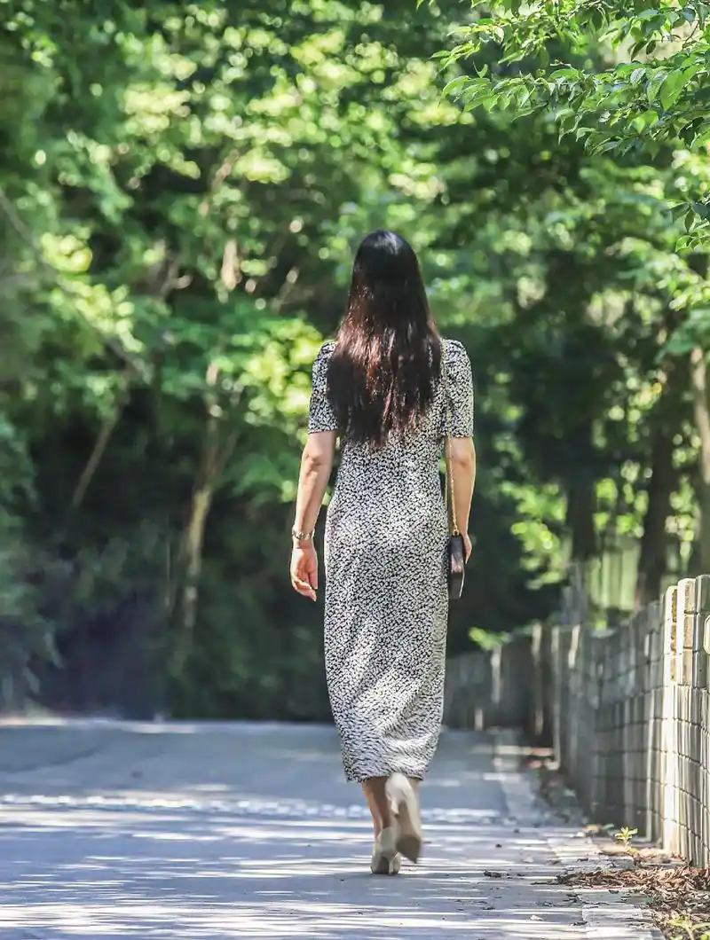 这条裙子有灵魂 ,体现出女人优雅知性 ,不一样的美 .背影同 - 抖音