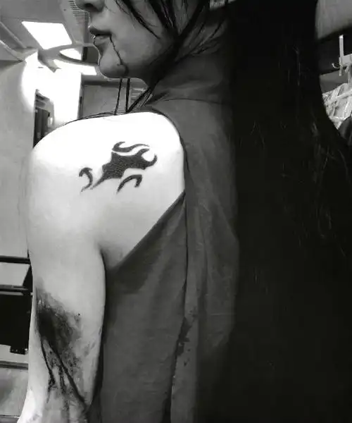 赵丽颖工作室早干嘛了#谁懂赵丽颖这张战损的含金量,背影纹身,捉乔