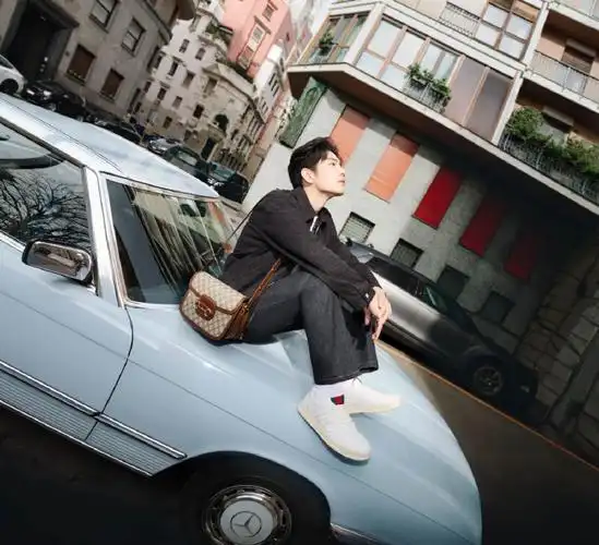 肖战出镜全新#gucci1955包#广告,当他身背1955手袋轻松漫步于米兰街头