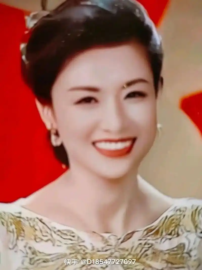 著名主持人周涛美照#2004年给家人拜年了,祝福家人身体健 - 抖音