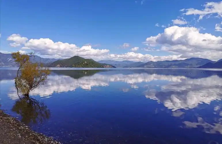 2020-秋, 在云南泸沽湖边大洛水村度过了阳光明媚的三天,宁静而美丽的