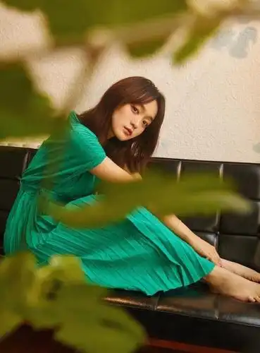 何泓姗现身机场,黑白印花卫衣搭配拼接短裙,一双美腿十分吸睛