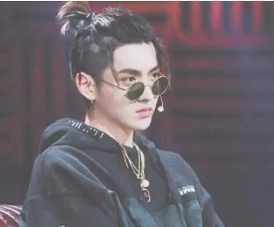 男生后面扎辫子发型