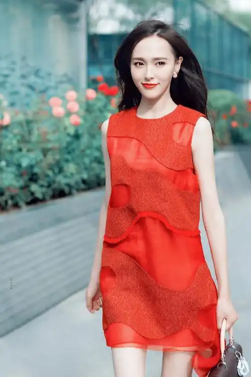 38岁唐嫣演绎七月刊封面,棒球帽配纱裙大胆时尚,黑长直发型迷人