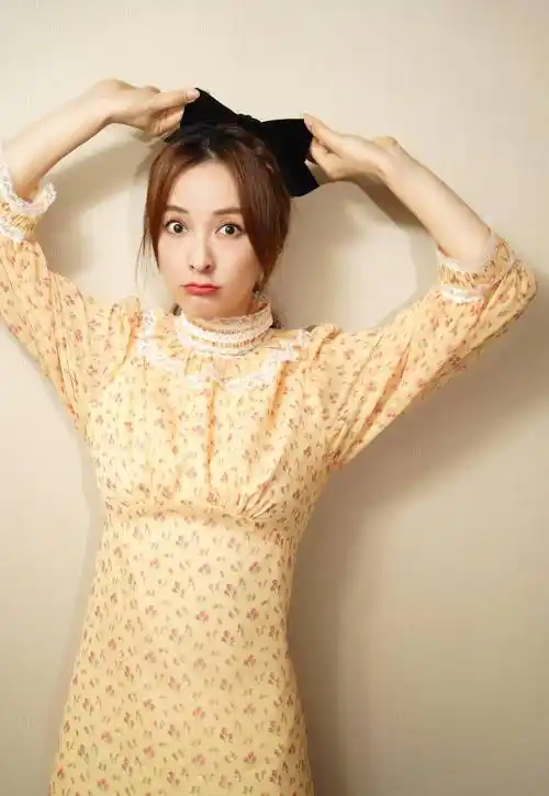 37岁吴昕冻龄造型曝光蓝色衬衫小短裙像18岁元气少女