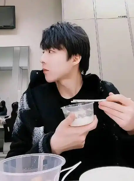 刘宇宁吃饭视频##刘宇宁折腰