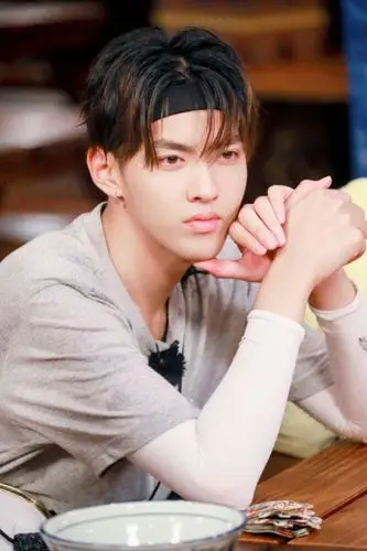 吴亦凡 kris 素颜男神 小爷 美男帅哥 高清壁纸 明星写真 可爱 表情包