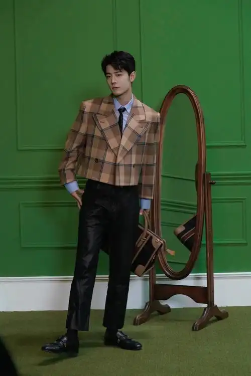 风格任意混搭的当下,新派学院风格元素与流行单品相结合,开衫,西装