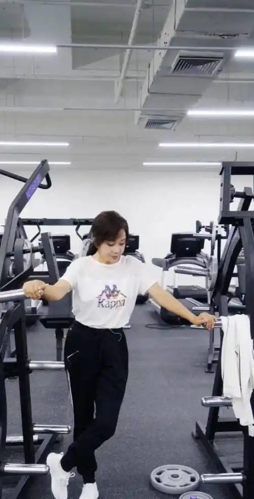 刘晓庆别再不服老了穿印花裙妆容很精致脸上65岁的皱纹太真实