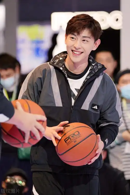 邓伦总是这样的帅气,阳光大男孩子一枚.近日,邓伦出席活动.