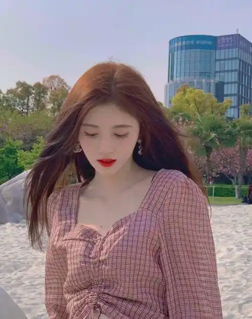 原创鞠婧祎的发际线都是抹出来的换新发色后白到发光网友小小年纪不学