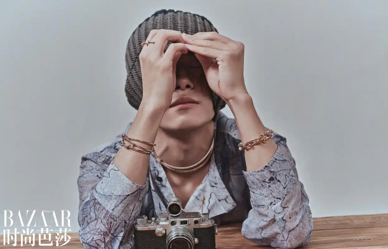 易烊千玺登封时尚芭莎开季刊,人人都是"笨小孩"
