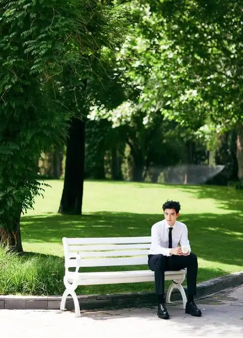 陈飞宇中国电影华表奖红毯造型,白衬衫搭配黑西装